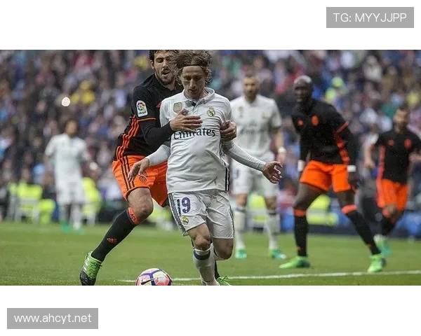 维蒂尼亚与莫德里奇中场组织及节奏控制对比分析